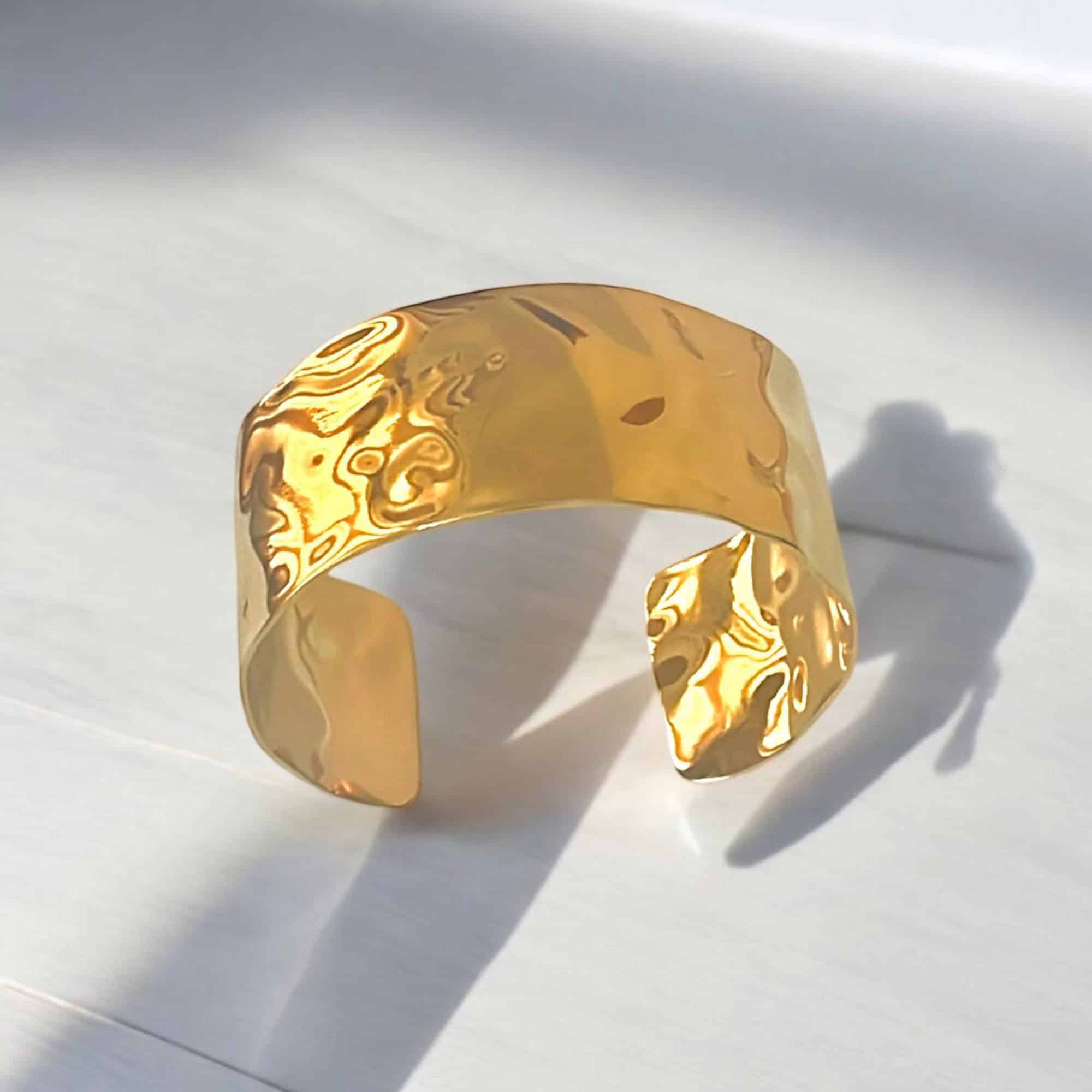 Brazalete dorado de la marca Viceroy